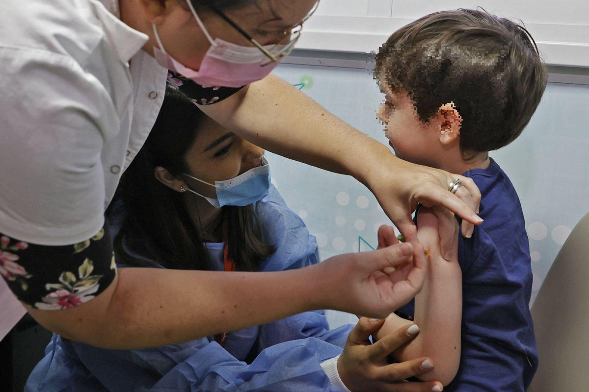 Covid, incidenza casi gravi doppia in bimbi senza vaccino