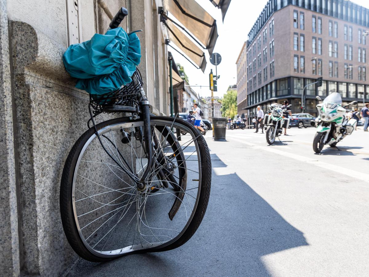 Milano, donna travolta su marciapiedi da bici che fugge: è grave