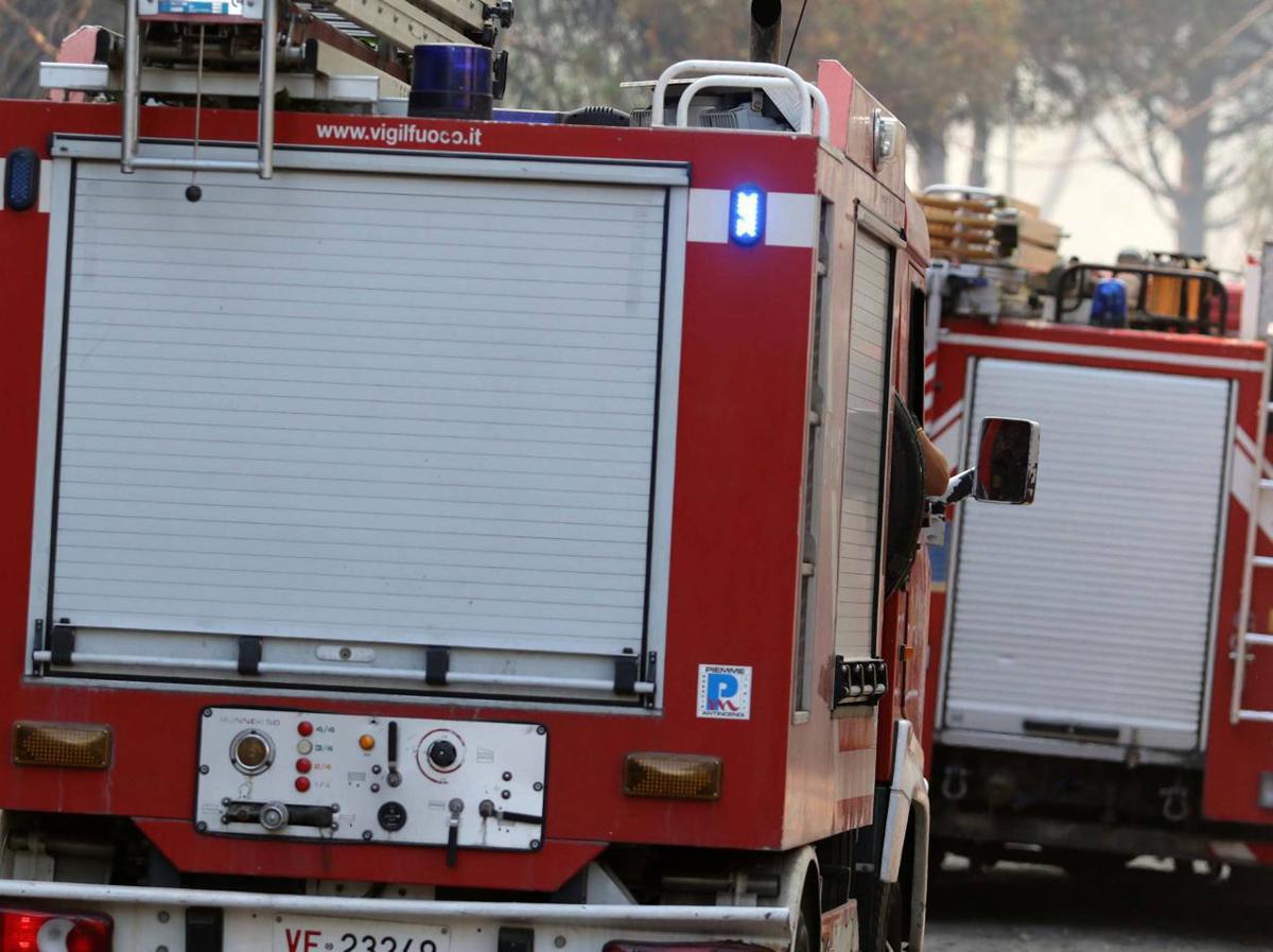Incendi in Sicilia, paura a Palermo: fiamme minacciano abitazioni a Borgo Nuovo