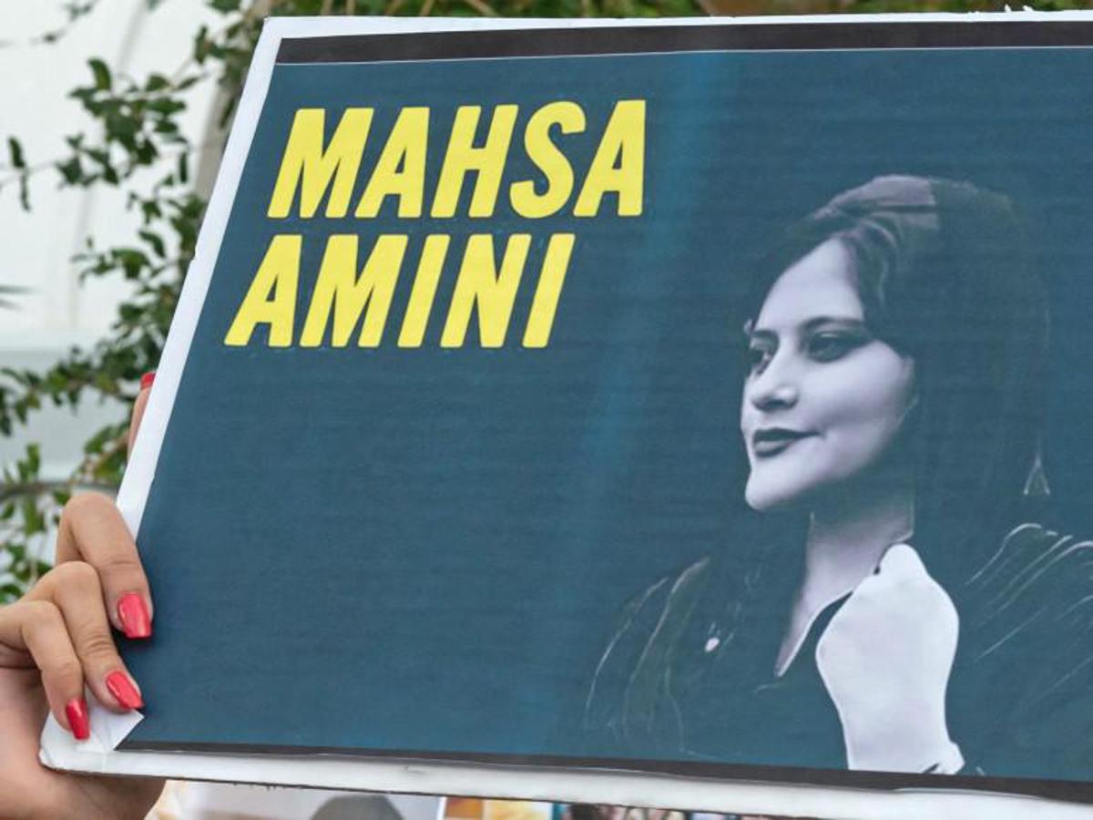 Iran, proteste per Mahsa: studentesse si tolgono hijab a scuola