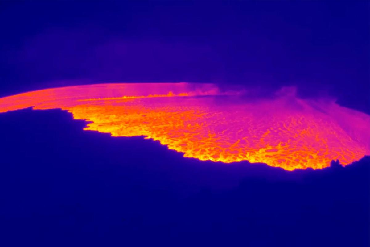 Hawaii, erutta il vulcano attivo più grande del mondo
