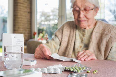 Anziani, oltre 3,5 milioni assumono 10 farmaci al giorno: ecco il video tutorial per un uso corretto e sicuro