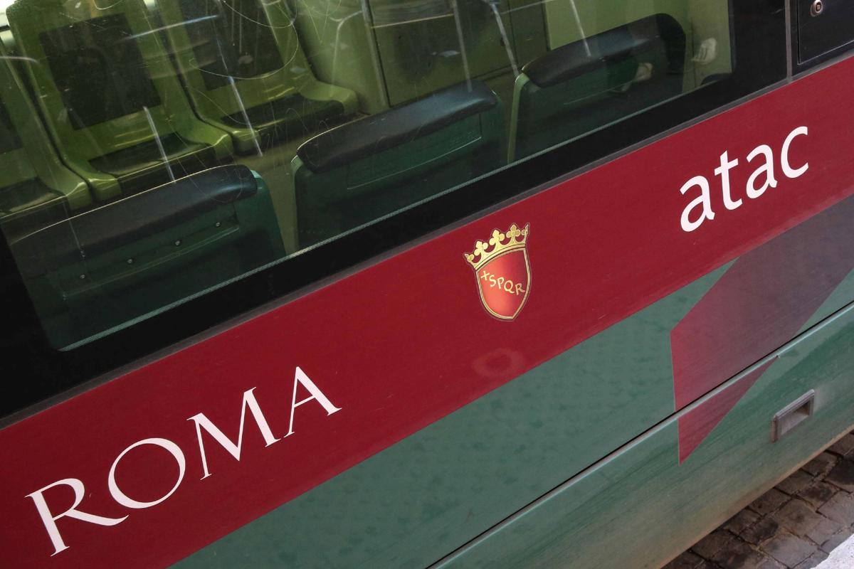 Roma, principio incendio su bus Atac: mezzo in servizio da 18 anni