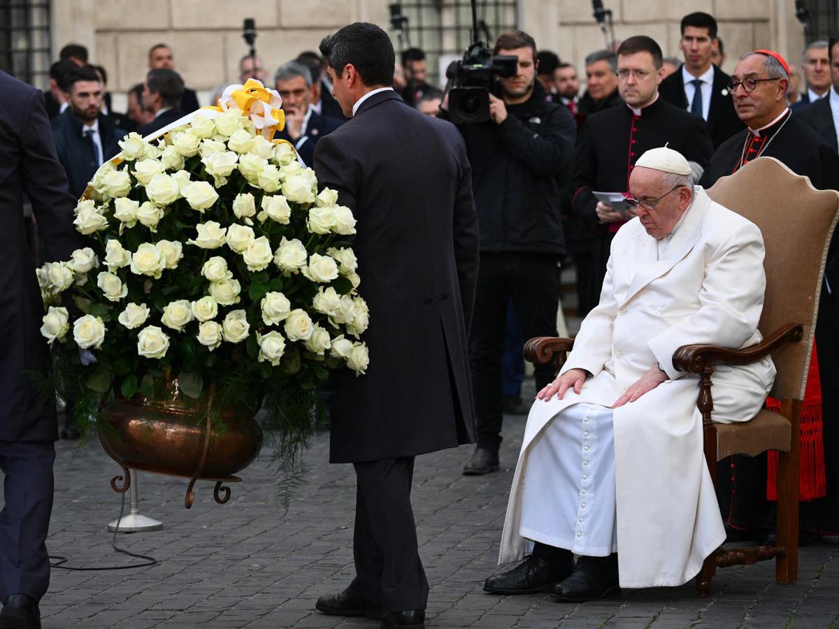 Ucraina, la commozione del Papa in piazza di Spagna: “Pace vinca sulla guerra”