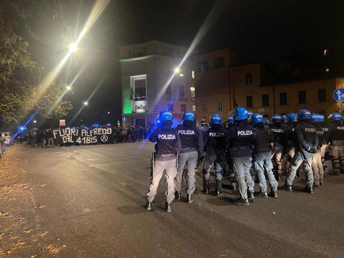 Alfredo Cospito, anarchici di nuovo in piazza a Roma. Nordio: “No revoca 41 bis”