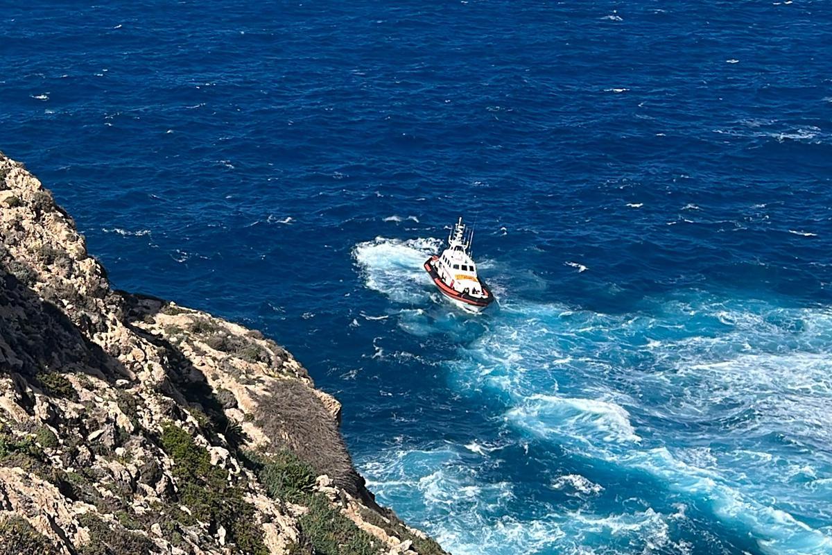 Migranti, a Lampedusa cadavere di una donna affiora tra gli scogli