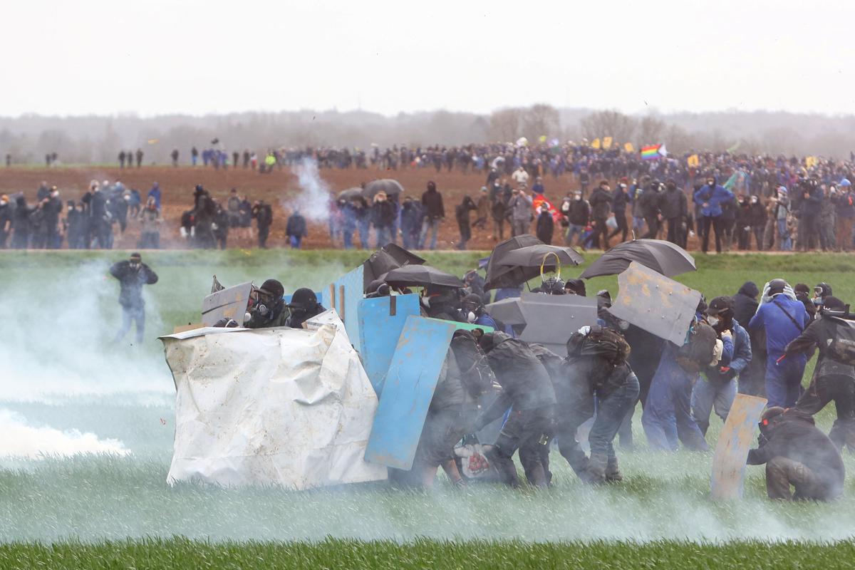 Francia, scontri alla riserva idrica di Sainte Soline: diversi feriti, uno è grave