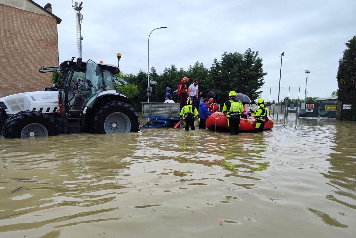 Alluvione Emilia Romagna, trattori a Conselice per abbassare livello acqua