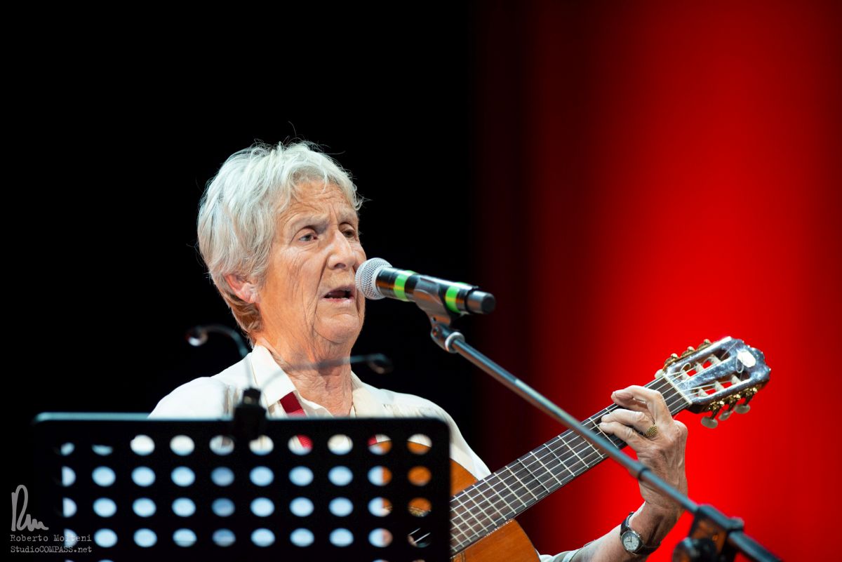 Giovanna Marini, storica cantautrice folk capitolina, si è spenta ad 87 anni. Stimata studiosa etno musicale, stimatissima, ha collaborato con artisti prestigiosi