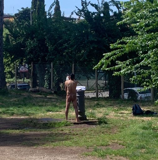 Decoro Roma – La denuncia choc della Lega: “Un uomo nudo si aggira in pieno giorno nel parco del Pineto, urge sgomberare subito insediamenti abusivi”